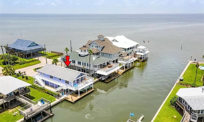 Isla Del Sol House | Oceanfront Oasis: 5 O'clock Somewhere with Pool & Views
