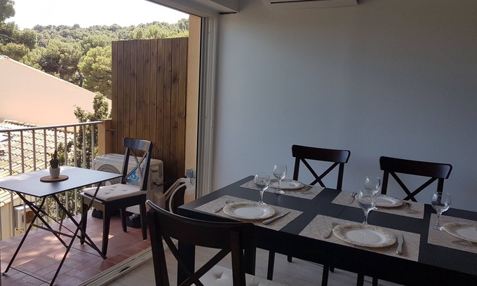 La Franqui Apartment | Seaside Terrace for 5: Family-Friendly Resort Retreat