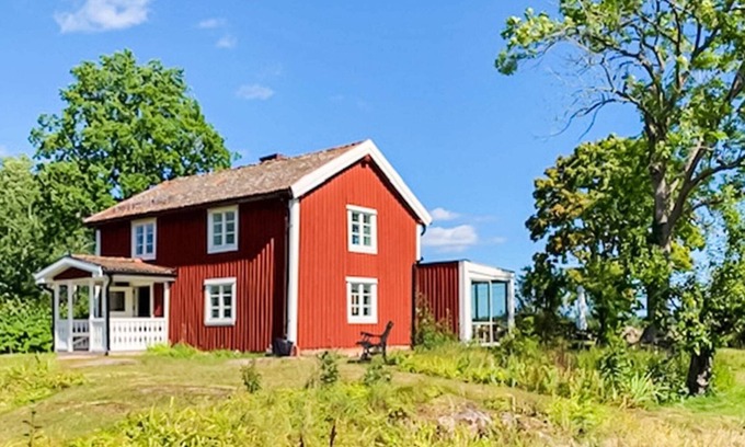Loftahammar House | Cozy Oceanfront Holiday Home for 5 in Loftahammar