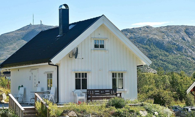 Oksvoll House | Ideal Family Holiday Home in Oksvoll with Breakfast & Kitchen
