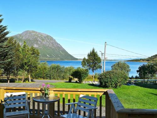 Austvagoy House | Family-Friendly Two-Bedroom Holiday Home in Laupstad