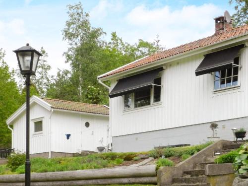 Lysekil House | Cozy Holiday Home Sörkila with Hot Tub for Families
