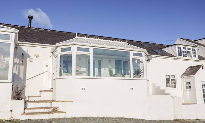 Holyhead Cottage | Pet-Friendly 5 Porthdafarch South Cottages in Trearddur Bay