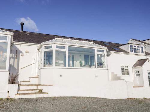 Holyhead House | Pet-Friendly Retreat at 5 Porthdafarch South Cottages