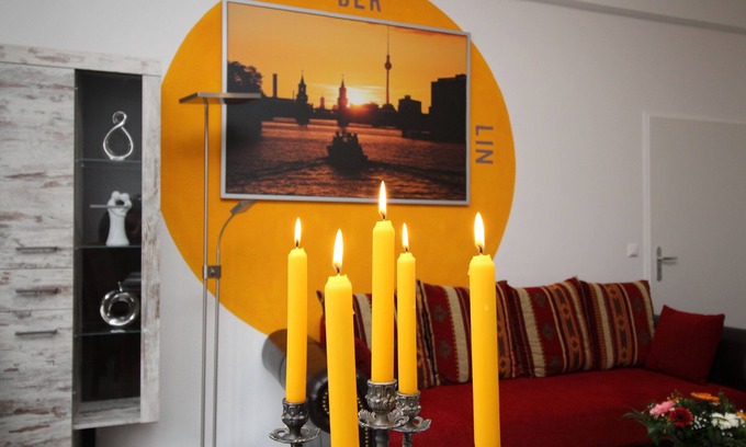Tempelhof Apartment | Chic Iris5: Pet-Friendly Retreat for Up to 11 Guests