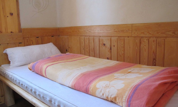 Wangelin Apartment | Cozy Rooms and Communal Kitchen at Lehmkloster House