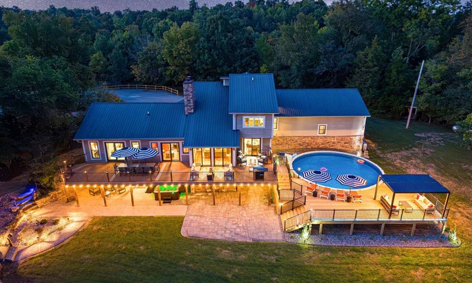 Bardstown House | 5 star amenities~3 miles to Bardstown~SpkEZ*HotTub