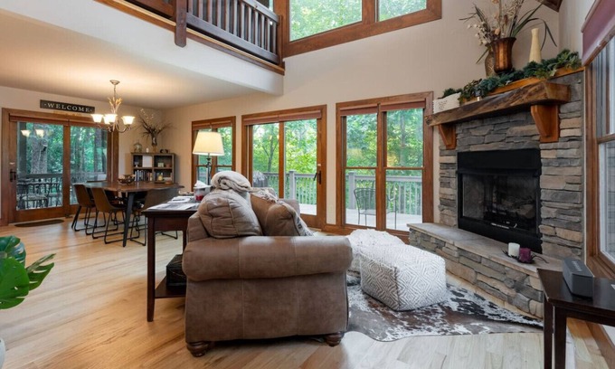 Rambling Ridge Apartment | Top-Rated Accessible Cabin with Hot Tub and Ocean Views