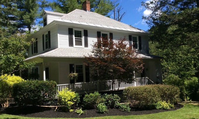 Lenox House | Elegant Getaway: 10/10 Rated with Spa and Breakfast
