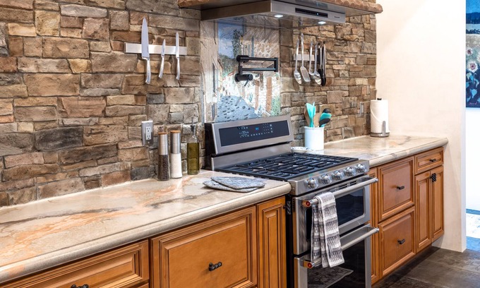 East Wenatchee Villa | Indulgent 5-Star Getaway with Hot Tub & Oceanfront Views