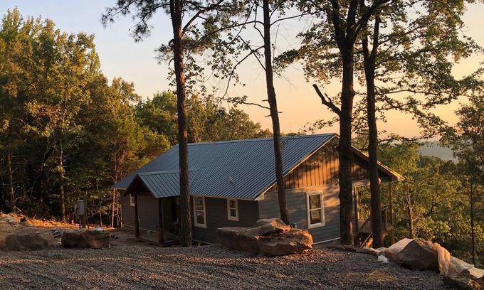 Russellville House | Mountain Retreat: Guest Rated 10/10 with Spa & Breakfast