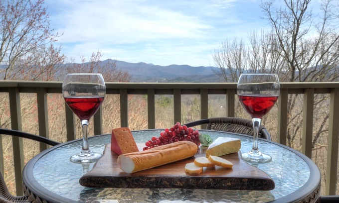 Franklin House | Experience 5-Star Comfort with Mountain Views & Hot Tub