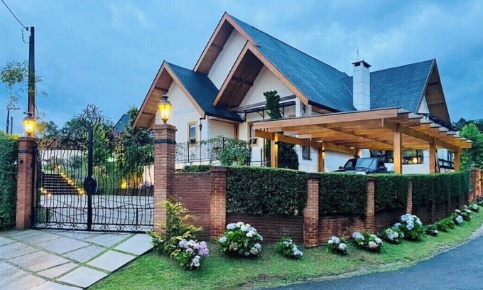 Campos do Jordao House | Exquisite Mountain Retreat with Pool, Sauna & Gym Amenities
