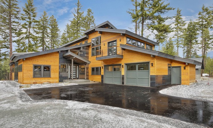 Cle Elum House | Impressive 5 Star Home with Game Room and Hot Tub