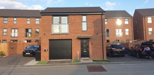 Doncaster House | Elegant 5 Star House with Lake View, Rated 9.8 by Guests