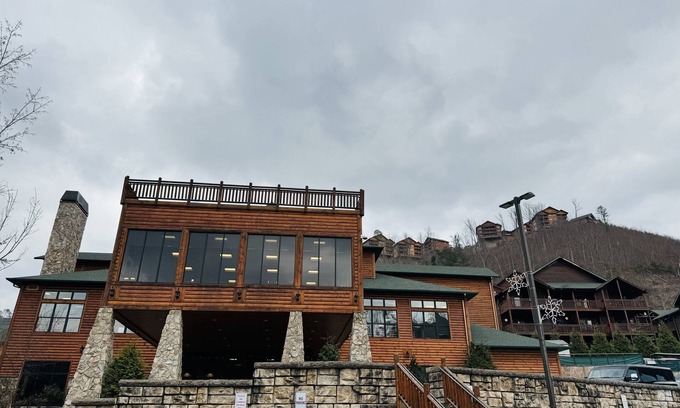 Gatlinburg Villa | Pet-Friendly 5 Star Mountain Resort with Amazing Amenities