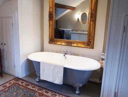 Bailliesmill Villa | Romantic Getaway at Rose Cottage with Roll-Top Bath