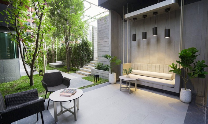 Phra Khanong Apartment | Elegant 5 Star Apartment with Infinity Pool and Gym Access