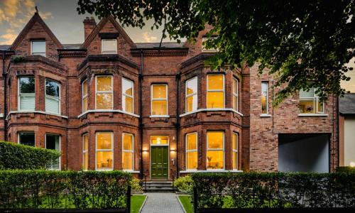 Queens Quarter Apartment | Discover The Ulsterville Residences: Guest Rated 9/10!