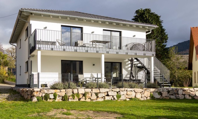 Horben House | Exquisite 5* Schwalbennest Apartment with Ocean View