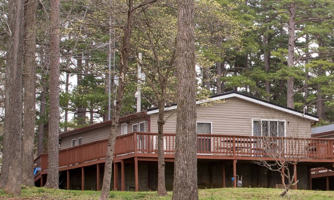 Holladay Cottage | Scenic KY Lake Cottage in Camden TN with Prime Fishing Access