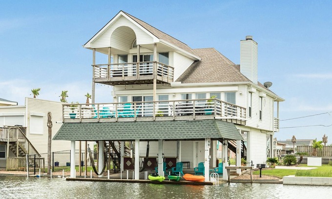 Jamaica Beach House | Experience Waterfront Bliss with Bikes, Kayaks & More