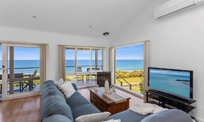 Wongarra Apartment | Whitecrest Resort: Poolside Retreat with Ocean Views