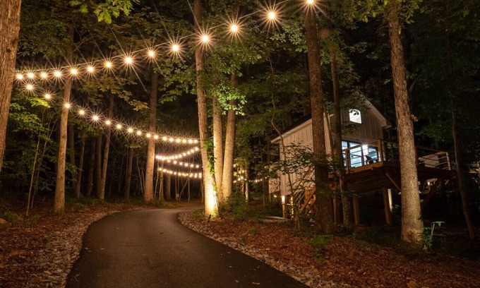 Groveoak Cabin | Enchanting Willow Treehouse Retreat by Lake Guntersville