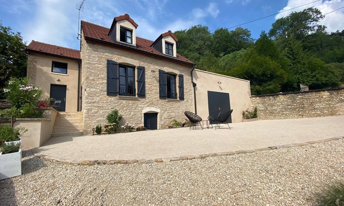 Volnay House | Exceptional Winegrower's House with Ocean View & Breakfast