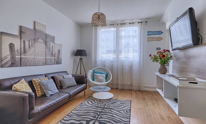 Vannes Apartment | Spacious 2-Bedroom Retreat Near the Center with Ocean Views