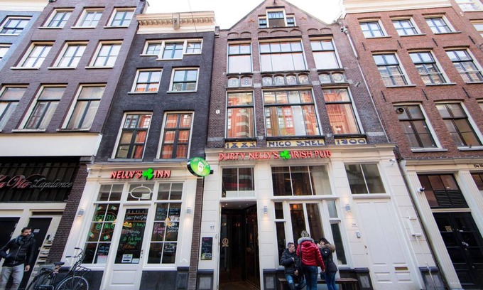 Red Light District Hostel | Spacious Hostel for 12 Guests - Rated 8/10 by Travelers