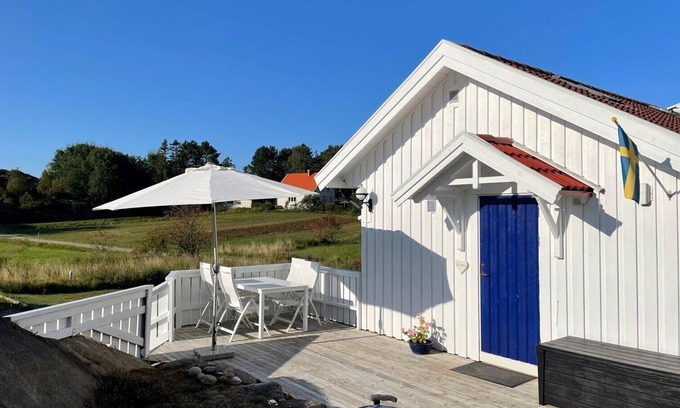 Kungshamn Cottage | Cozy Cottage by the Sea with Spa and Hot Tub Amenities