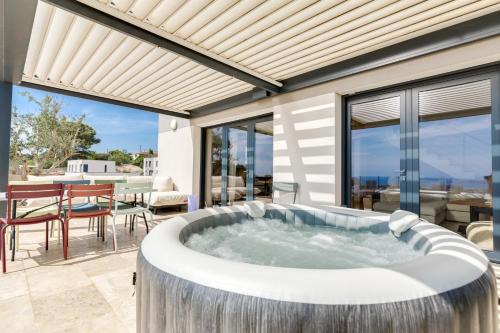 Les Aygalades Villa | Indulge in Relaxation at 50 Nuances de Bleu Hotel
