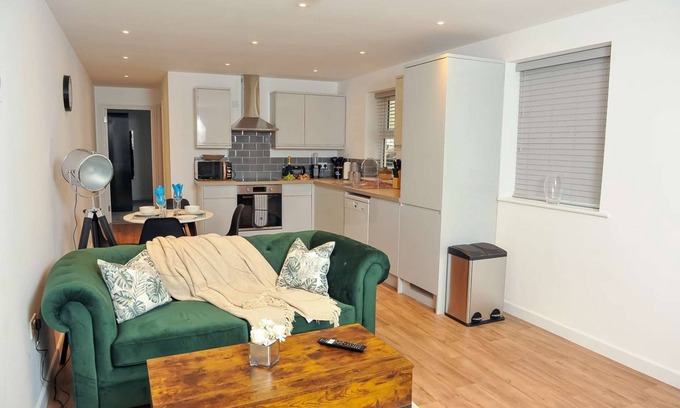 Reading City Centre Apartment | Comfortable Queens Terrace with Kitchen & Breakfast Options