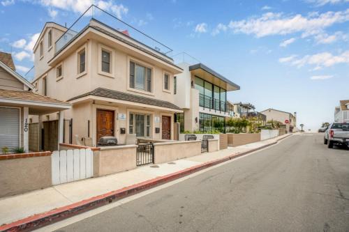 West Newport House | Steps to the Beach: Family-Friendly Getaway in Newport