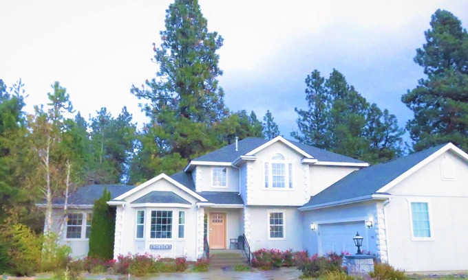 Spokane House | Experience a Spacious Retreat with Hot Tub & Lake View