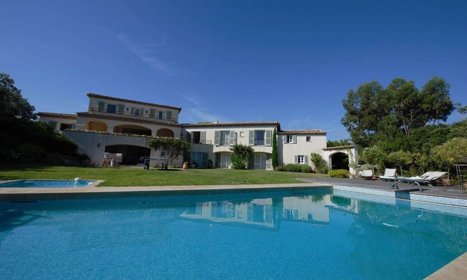 Plage de la Garonnette House | Beachside Retreat: Private Pool, Spa & Tennis Court Awaits