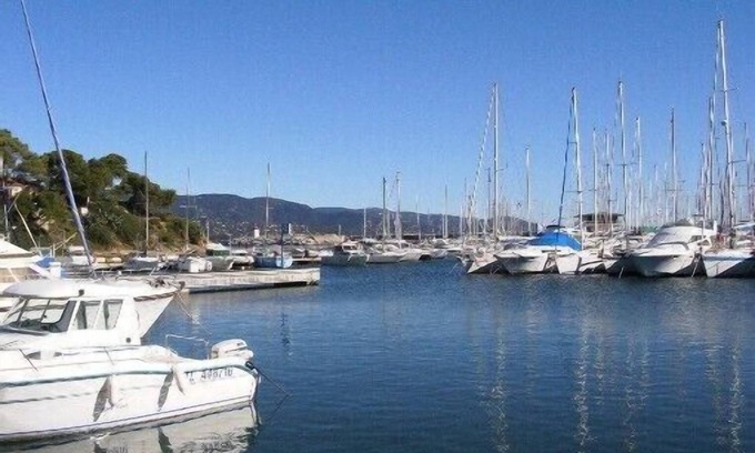La Faviere Apartment | Cozy Beachside Apartment with Balcony & Garage Near Shops