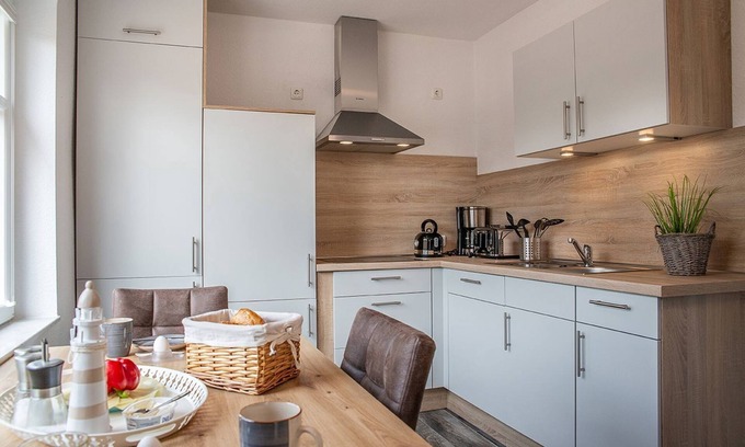 Carolinensiel Apartment | Deichkajüte 7: Cozy Ground Floor Retreat with Ocean Views