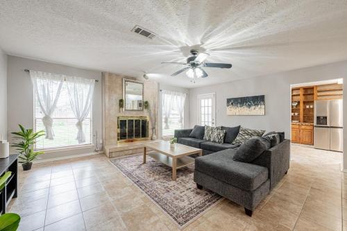 Houston House | 5026 Cozy 3BR Home near Airport