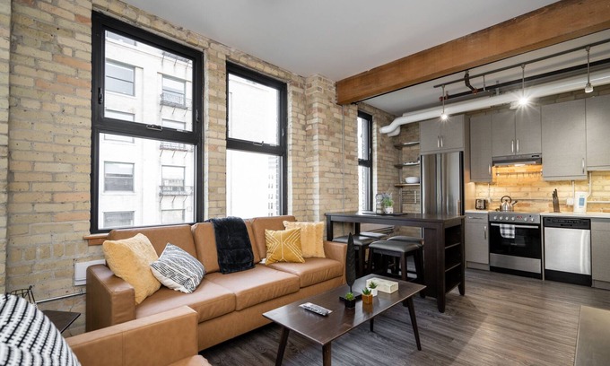 Exchange District Condo | Cozy Exchange District 1BR Loft with Fast WiFi & Pool