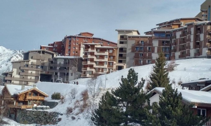 Mont-de-Lans Apartment | Ideally Located Apartment with Balcony & Mountain Views