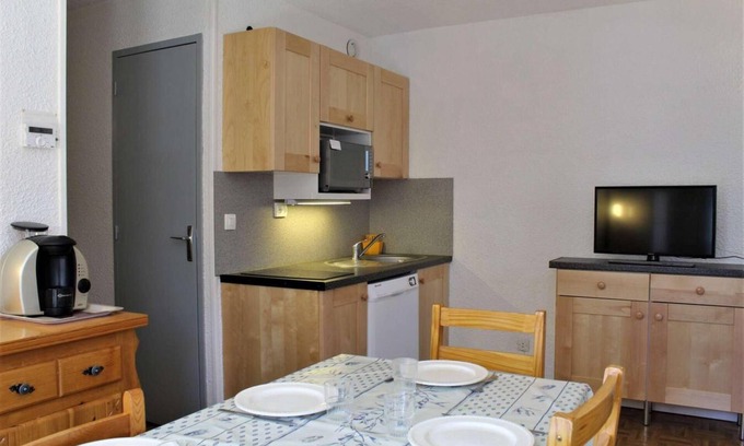 Risoul Apartment | 50m from shops, 2nd floor, balcony, tv, ski locker, 34m², Risoul