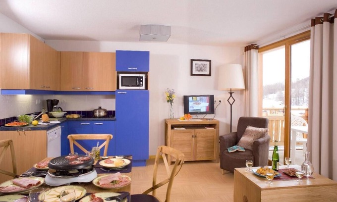 Les Orres Apartment | Inviting Retreat Near Shops with Pool and Balcony, Les Orres