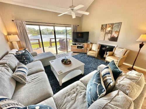 Sandestin House | Beachwalk Bliss: Pet-Friendly Stay with Pool & Breakfast