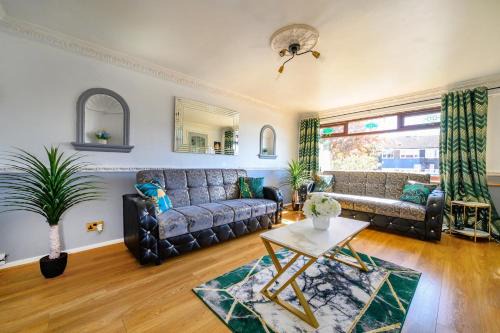 Leeds House | 51VL For your Stylish and Relaxed Stay with Free Parking and Free WiFi
