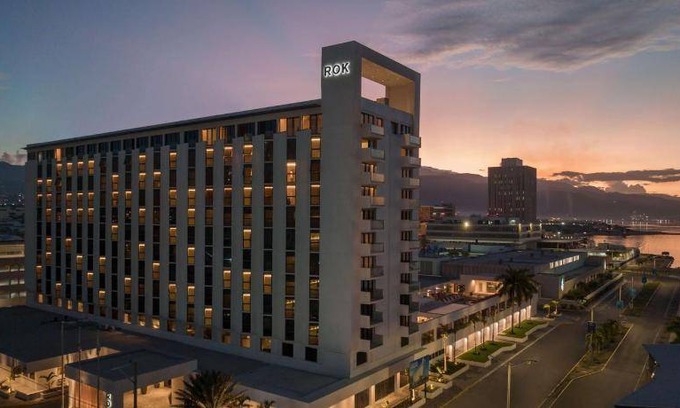 Kingston Hotel | Elegant 53 m² Hotel with Pool & Restaurant - Rated 9/10