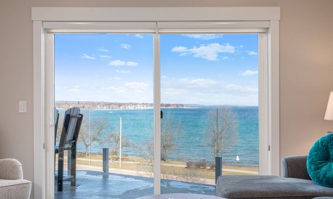Traverse City Condo | Lake View Condo at 539 Bay St: Oceanfront Comfort Awaits