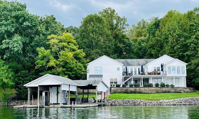 Moneta House | 5400sf, Lakefront, gentle slope, 6Bdrs,4.5Baths, kayaks,paddleboards,firepit,gym