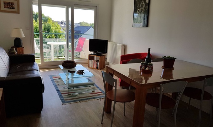 Vannes Apartment | Elegant Flat with South-Facing Terrace and Spa Amenities
